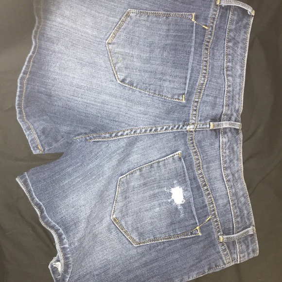 Shorts - Picture 3 of 4